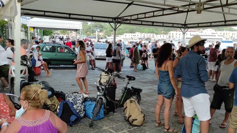 SARA’ UN AGOSTO CALDISSIMO: ISCHIA SOLD-OUT! GRAZIE AL BOOM DI TURISTI L’ECONOMIA RIPARTE, MA IL COVID PORTA TANTE INCOGNITE SU SETTEMBRE E OTTOBRE