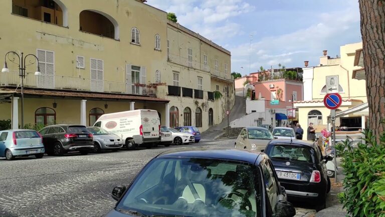 TRE MORTI SULL’ISOLA IN POCHE ORE: A FORIO SI E’ TOLTO LA VITA PASQUALE ESPOSITO, A CASAMICCIOLA SI INDAGA SULLA MORTE DI UNA DONNA UCRAINA E NON SI ESCLUDE L’OMICIDIO; A PIAZZA BAGNI TROVATO SENZA VITA IL CORPO DI MARIO MATTERA UCCISO DA UN MALORE