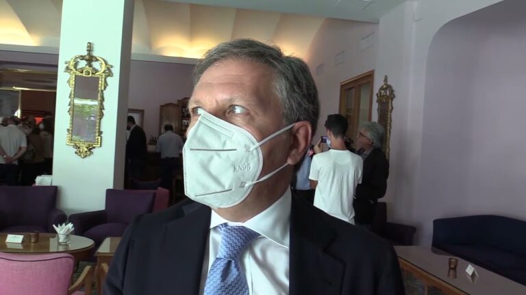 AD ISCHIA VACCINI IN SPIAGGIA E NEI LUOGHI DI MOVIDA, ARRIVA IL CAMPER DELL’ASL. D’AMORE: “LA VACCINAZIONE UNICA ARMA A DISPOSIZIONE”