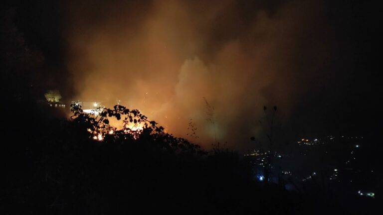 TERZO INCENDIO IN SEI GIORNI, BRUCIA IL MONTE STAVIA A BARANO: AVVISTATI IN LONTANANZA I PIROMANI, SONO RIUSCITI A SCAPPARE
