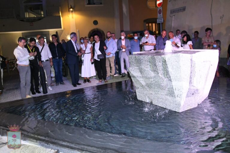 A FORIO INAUGURATA LA NUOVA FONTANA SUL WATERFRONT. L’OPERA D’ARTE SI INTITOLA: !IWAKURA MUSASHINO”