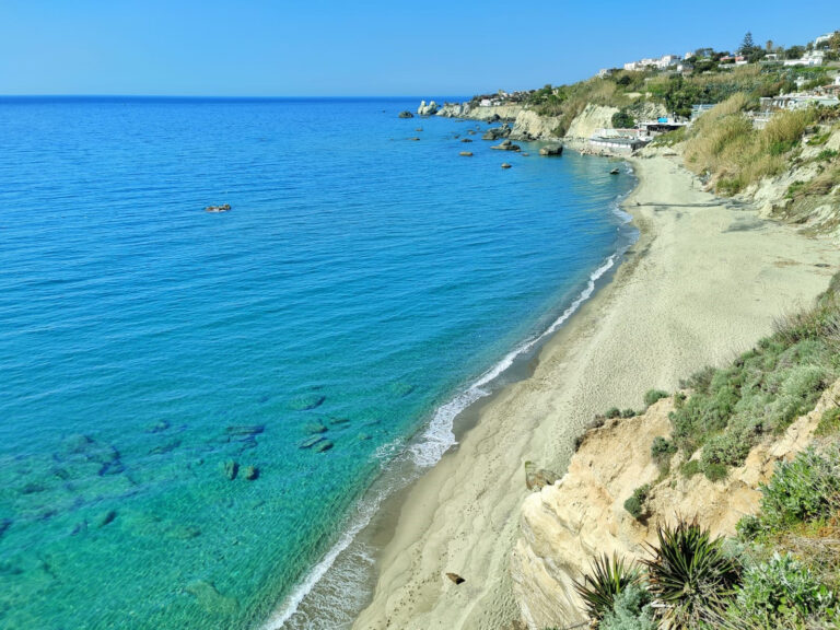 FORIO – APPROVATO IL PROGETTO ESECUTIVO PER IL CONSOLIDAMENTO CORTICALE DELLE PENDICI INCOMBENTI SULLA SPIAGGIA DI CAVA DELL’ISOLA