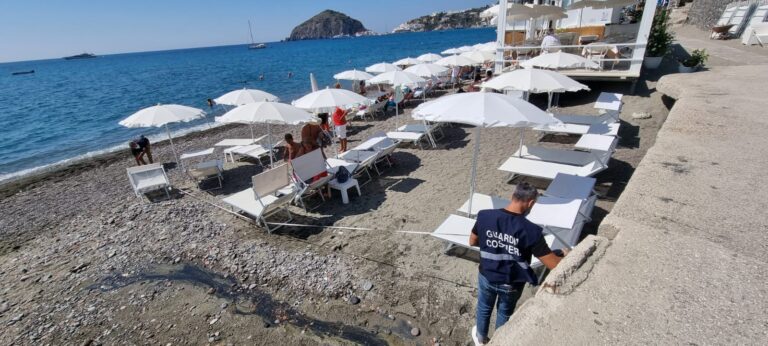 BARANO – LA GUARDIA COSTIERA SEQUESTRA AI MARONTI UN PONTILE, LETTINI E OMBRELLONI ABUSIVI