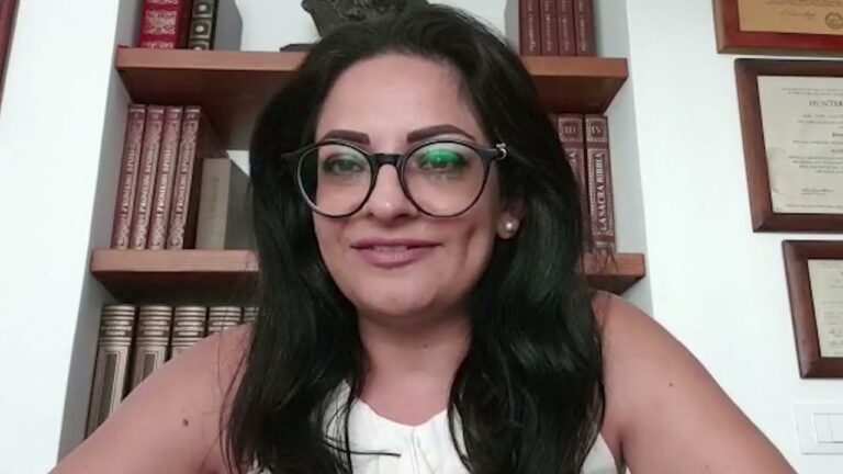 ”PRESSO LE BANCHE ISOLANE LUNGHE FILE SOTTO IL SOLE COCENTE E SPESSO I BANCOMAT SONO FUORI USO OPPURE NON CONSENTONO DI PRELEVARE SOLDI”, A NUVOLA TV LA DENUNCIA DELL’AVV. JESSICA MARIA LAVISTA