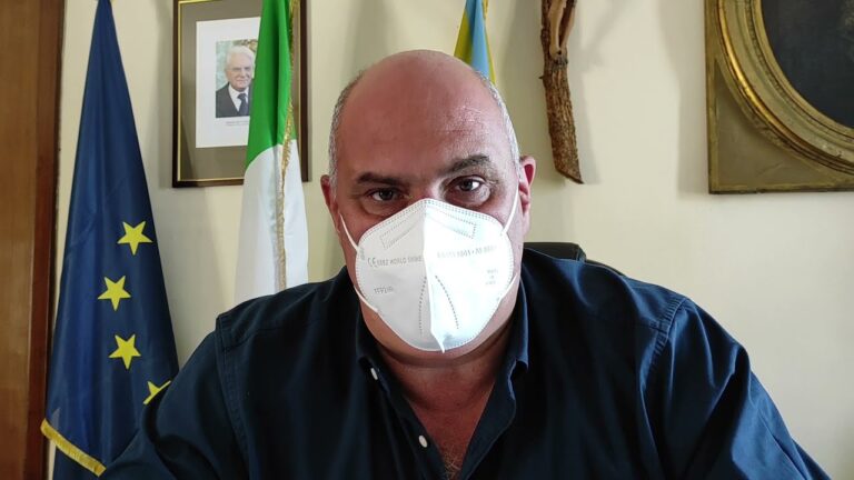 ISCHIA – AL VIA UNA SECONDA ONDATA DI INTERVENTI SULLE STRADE DEL COMUNE. ENZO FERRANDINO: “VOGLIAMO STRADE SICURE E CONTROLLI. PIANO TRAFFICO? BISOGNA CAMBIARE LA MENTALITA’ ISCHITANA”