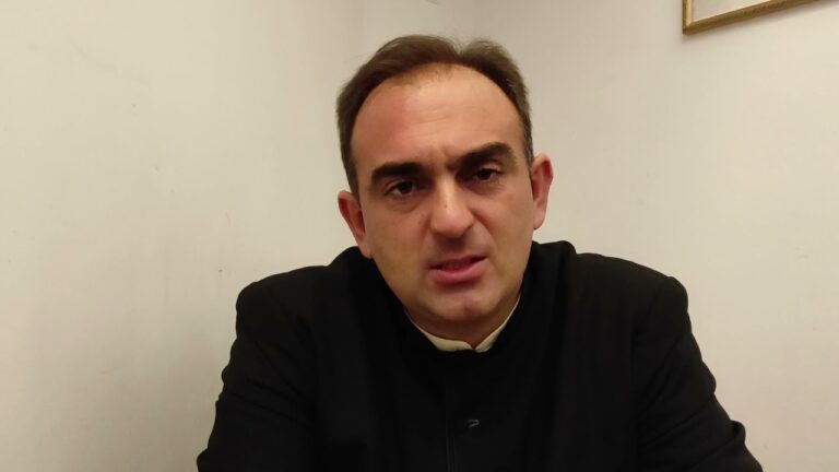 L’ULTIMO ABBRACCIO DI FORIO A DON GIOVI’. IL RICORDO DI DON GIUSEPPE NICOLELLA: “MONS.REGINE HA SAPUTO RIVESTIRE QUALSIASI RUOLO RELIGIOSO E SOCIALE, NON LO DIMENTICHEREMO MAI”