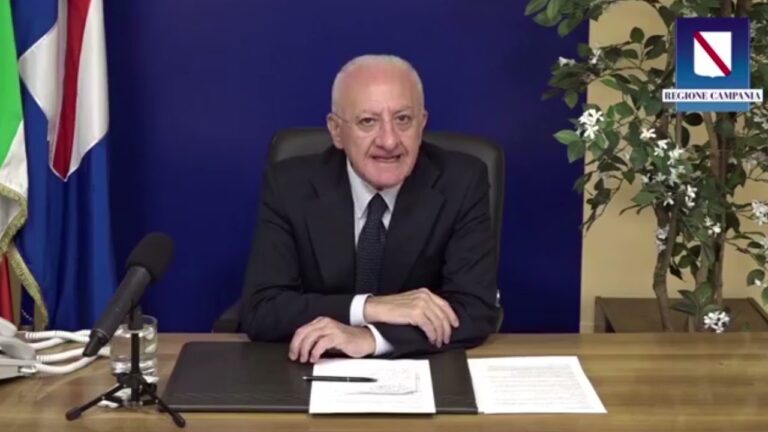 GREEN PASS OBBLIGATORIO, DE LUCA: “FINALMENTE IL GOVERNO PRENDE DECISIONI SERIE, NOI SIAMO PRONTI PER LA TERZA DOSE”