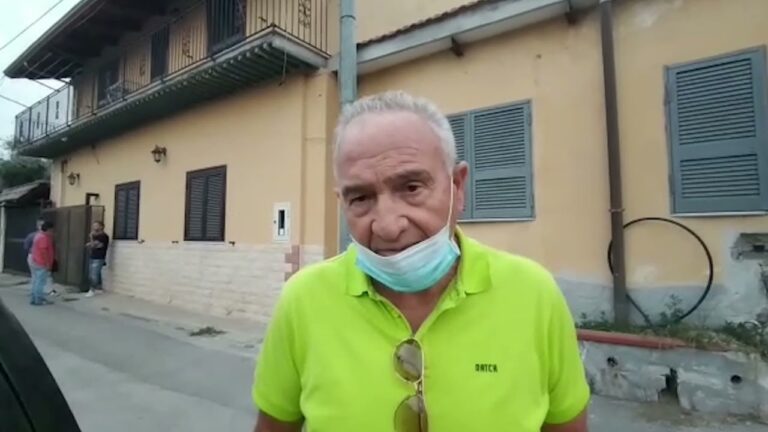 ABBATTIMENTO IMMINENTE, A PIANURA FIACCOLATA DI POPOLO IN SOLIDARIETA’ DELLA FAMIGLIA CIOTOLA: “METTETE FINE AL MASSACRO DELLE DEMOLIZIONI DELLE PRIME CASE DI NECESSITA’”