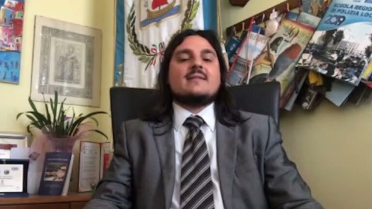 A BACOLI GRANDE GESTO DI SOLIDARIETA’ UMANA DELL’AMMINISTRAZIONE GUIDATA DAL SINDACO JOSI DELLA RAGIONE: STANZIATI BEN 400.000 EURO PER LE FAMIGLIE MESSE IN GINOCCHIO DALLA CRISI ECONOMICA, GENNARO SAVIO: “FACCIANO LO STESSO LE AMMINISTRAZIONI DELL’ISOLA D’ISCHIA”