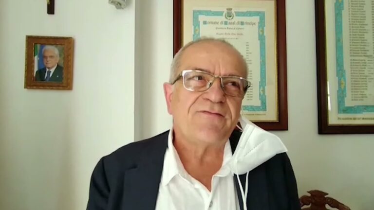 ABBATTIMENTI, CLAMOROSO A CASAL DI PRINCIPE, IL SINDACO AMBIENTALISTA ED ANTICAMORRA RENATO NATALE SI E’ DIMESSO: “NON SARO’ IL SINDACO CHE BUTTA PER STRADA QUATTRO BAMBINI”
