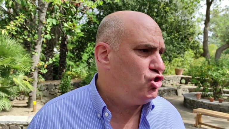 LA DOMENICA ECOLOGICA E LA PINETA NENZI BOZZI RINATA: ISCHIA TORNA A SOGNARE LA SVOLTA GREEN. ENZO FERRANDINO: “SI AL CENTRO SENZA AUTO, MA DOBBIAMO AUMENTARE I SERVIZI”