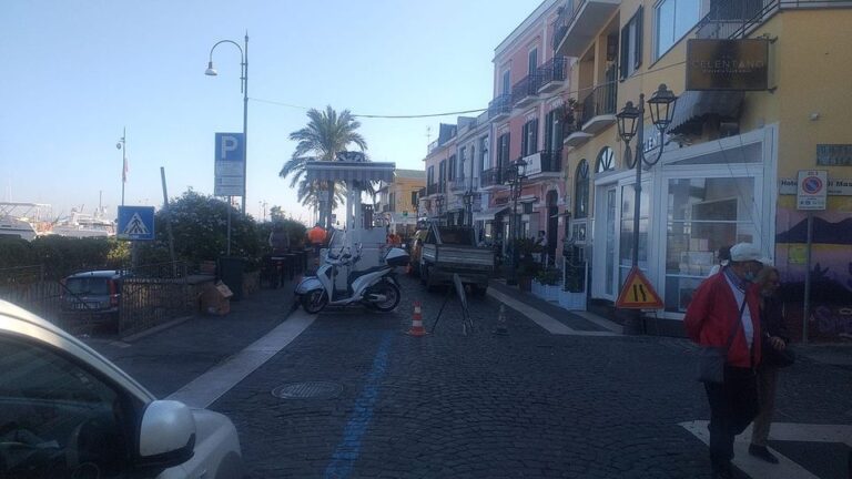 GUASTO SU LINEA ENEL A CASAMICCIOLA, A RISCHIO ANCHE L’OSPEDALE RIZZOLI: SI LAVORERA’ TUTTA LA NOTTE