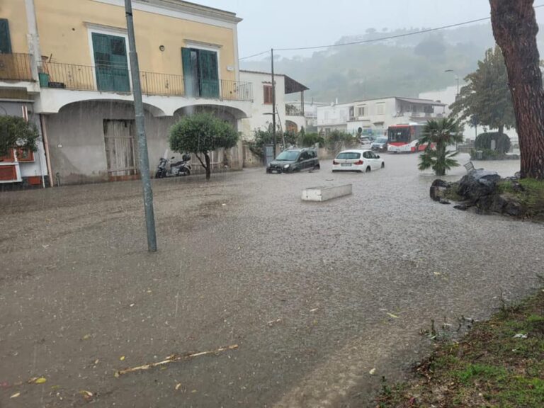 PIAZZA MAR DEL PLATA A TESTACCIO INONDATA DALLA BOMBA D’ACQUA: DISAGI DI SEMPRE MA MAI RISOLTI COME A VIA PIANO