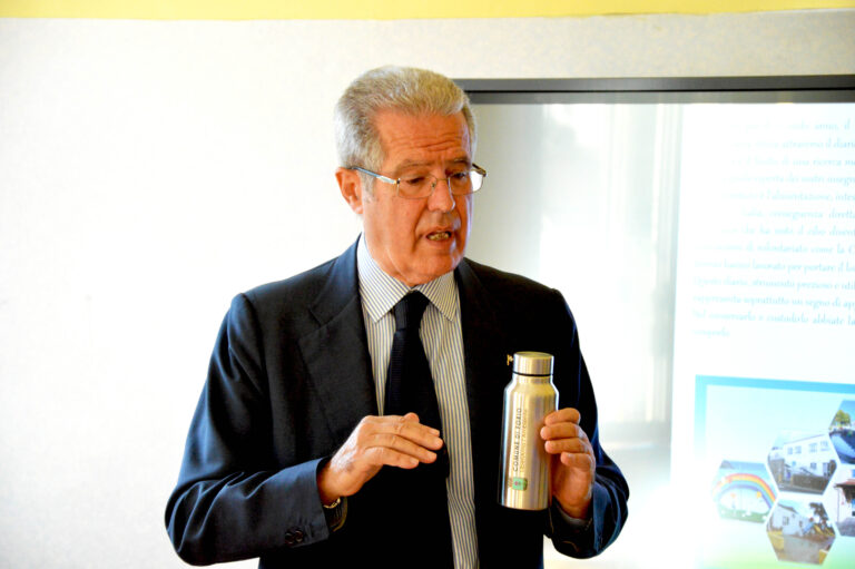 LIBERIAMO L’AMBIENTE: CONSEGNATE LE BORRACCE ALL’ISTITUTO COMPRENSIVO FORIO 2