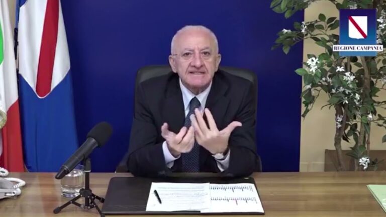 DE LUCA IN DIRETTA FACEBOOK: “SITUAZIONE CONTAGI IN AUMENTO, DOPO MESI LA PROTEZIONE VACCINALE CALA, SERVE UNA NUOVA CAMPAGNA DI MASSA PER LA TERZA DOSE”