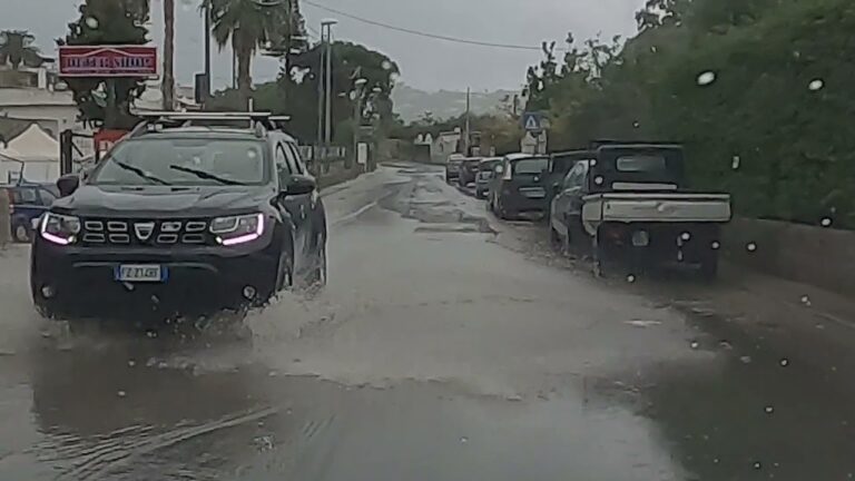 A FORIO STRADE ALLAGATE CON POCHI MINUTI DI PIOGGIA: GROSSI DISAGI PER RESIDENTI, TURISTI E STUDENTI