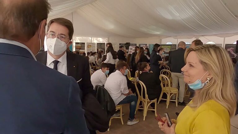 SCUOLA, IL CONSOLE DI GERMANIA A NAPOLI, STEFANO DUCCESCHI, AUSPICA CHE L’ITALIA PRENDA SPUNTO DALL’ORGANIZZAZIONE SCOLASTICA TEDESCA: “RIUSCIAMO A FORMARE BENE I GIOVANI PER L’INSERIMENTO NEL MONDO DEL LAVORO”