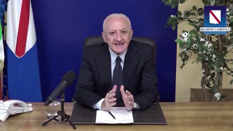 DE LUCA IN DIRETTA FACEBOOK: “REGISTRIAMO UN AUMENTO DEI CONTAGI MA GRAZIE AI VACCINI NON AUMENTANO I RICOVERI. SE A CAUSA DEI NON VACCINATI AUMENTANO I CONTAGI COSTRETTI A RICHIUDERE LE SCUOLE”