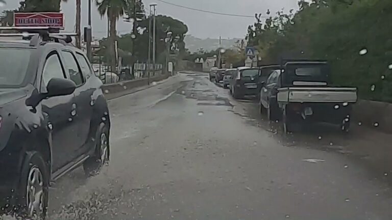 BASTA UN’ACQUAZZONE E LE STRADE ISOLANE DIVENTANO FIUMI IN PIENA, OVUNQUE DISAGI E PERICOLI PER PEDONI ED AUTOMOBILISTI