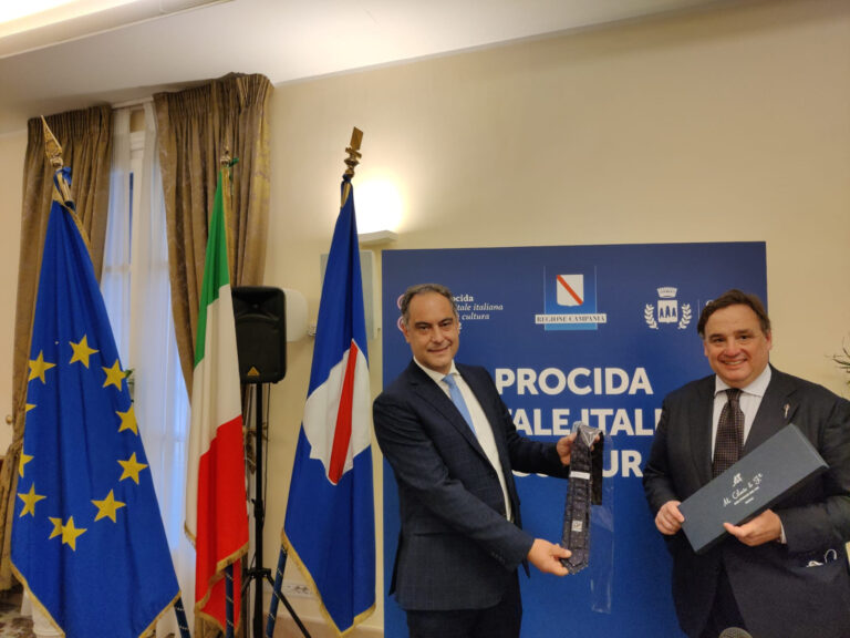 DA UGO CILENTO UNA CRAVATTA ISPIRATA A PROCIDA 2022