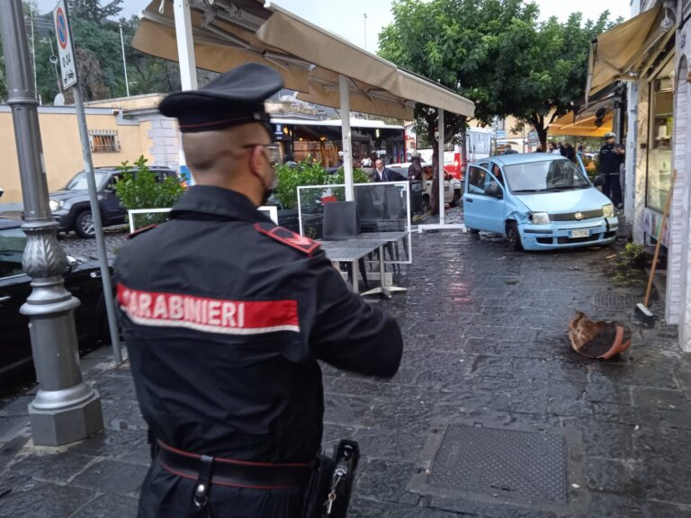 PAURA IN PIAZZA ANTICA REGGIA: ANZIANA ALLA GUIDA FINISCE CON L’AUTO NEL BAR DE MAIO