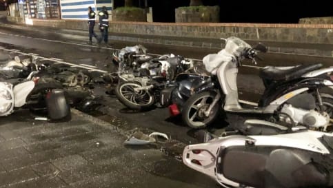 ALTRO INCIDENTE NELLA NOTTE TRA SABATO E DOMENICA: RAGAZZA ALLA GUIDA DANNEGGIA OTTO MOTORINI E SCAPPA, INTERCETTATA POI DAI CARABINIERI