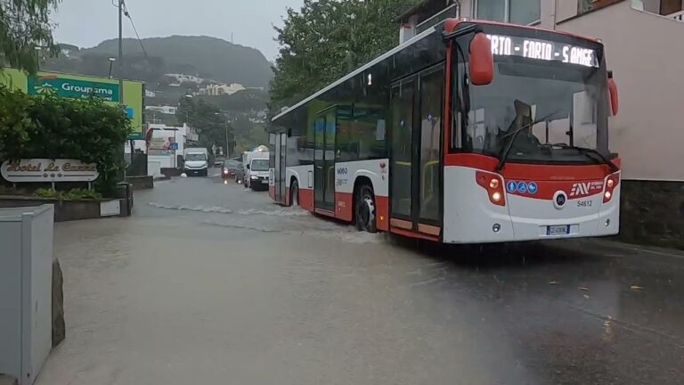 ISCHIA FLAGELLATA DAL MALTEMPO, ALLAGAMENTI E DISAGI. PROBLEMI ANCHE NEI PORTI DI NAPOLI E POZZUOLI, COLLEGAMENTI A SINGHIOZZO