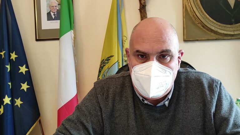 AD ISCHIA E’ GIA’ NATALE! ENZO FERRANDINO: “VOGLIAMO CREARE LA GIUSTA ATMOSFERA PER ISCHITANI E TURISTI. RIVA DESTRA? ENTRO UN MESE AFFIDIAMO I LAVORI PER RISOLVERE UNA PROBLEMATICA ATAVICA”
