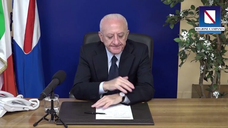 DE LUCA AI CITTADINI: “NON ASCOLTATE ROMA, NOI PRONTI A VACCINARE TUTTI CON LA TERZA DOSE “