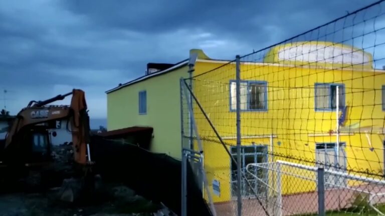 INIZIATI I LAVORI PER L’ALLESTIMENTO DELLA SCUOLA MODULARE: IN 10 GIORNI PRONTE 10 AULE PER OSPITARE I BAMBINI DELLA RODARI CHE SARA’ DEMOLITA E RICOSTRUITA