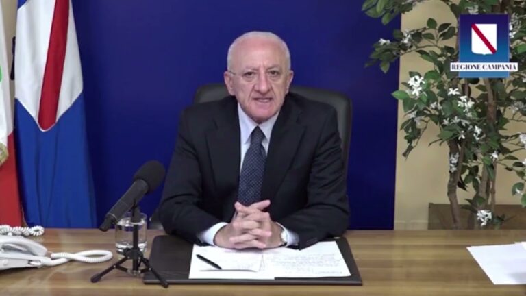 DE LUCA IN DIRETTA FACEBOOK: “CASI GRAVI ANCHE TRA I GIOVANI, SUBITO TERZA DOSE PER ANZIANI E PERSONALE SCOLASTICO”