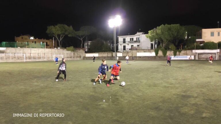 SPORT – L’ISCHIA VINCE IL DERBY, IL BARANO SI IMPEGNA MA PERDE ANCORA. NEL CALCIO A 5 TORNA A VINCERE LA LIBERA, ANCORA SCONFITTE PER FORIO E CESTISTICA NEL BASKET