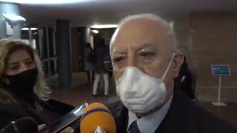 DE LUCA: “IL GOVERNO DORME, SUBITO LA TERZA DOSE PER I SANITARI. NOI CREDIAMO NELLA SCIENZA”