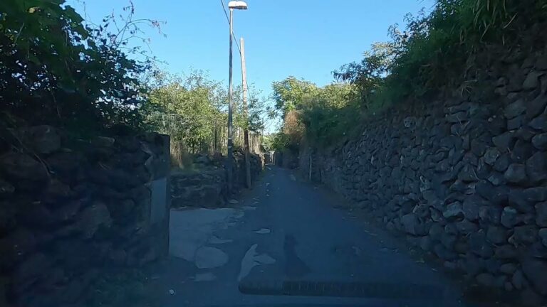 IN VIA CAMPAGNANO DA MESI NON VENGONO RIMPIAZZATI I PALI DELLA PUBBLICA ILLUMINAZIONE RIMOSSI PERCHE’ PERICOLANTI, E IL BUIO PESTO NELLE ORE SERALI FA PAURA