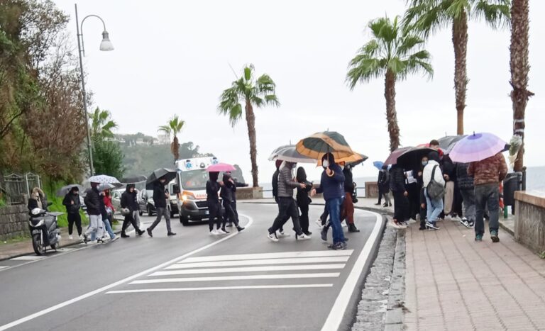 IL DOLORE DEGLI AMICI DI MANUEL:  STAMATTINA, NONOSTANTE LA PIOGGIA, TANTI GIOVANI IN PREGHIERA SUL LUOGO DELL’INCIDENTE