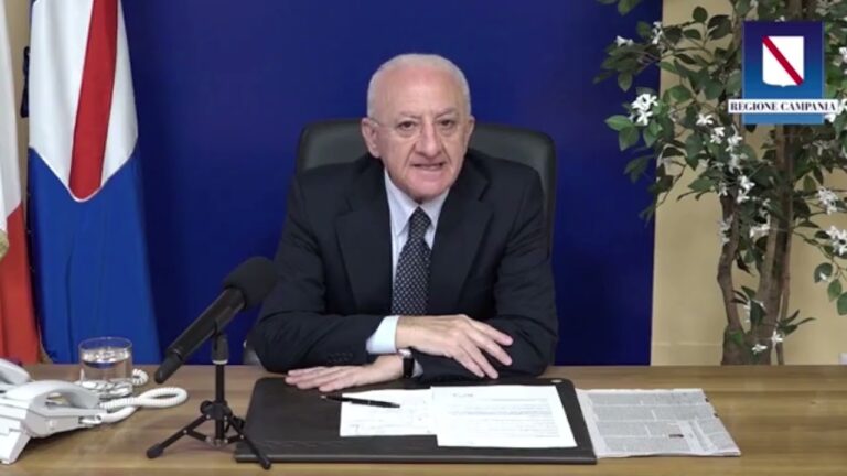 DE LUCA IN DIRETTA FACEBOOK: “SITUAZIONE RICOVERI STABILE IN CAMPANIA MA SE AUMENTANO I POSITIVI SALTA IL TRACCIAMENTO. SCONSIGLIO FESTE E ASSEMBRAMENTI”