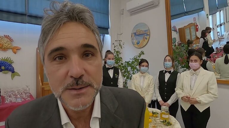 TRA APERITIVI, LIQUORI E PASTI SPECIALI, PRESSO L’ISTITUTO SCOLASTICO “VINCENZO TELESE” DI ISCHIA LA FESTA DEL MANDARINO