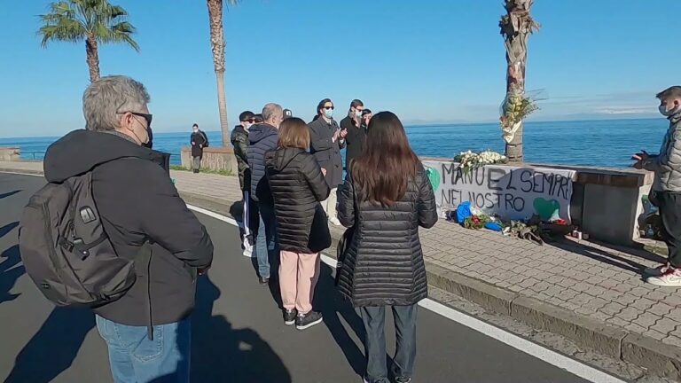 “UNIAMOCI PER LA SICUREZZA STRADALE”: STAMATTINA MILLE STUDENTI HANNO MANIFESTATO IN CORTEO SUL LUNGOMARE DI LACCO AMENO IN RICORDO DI MANUEL CALISE E PER CHIEDERE STRADE PIU’ SICURE