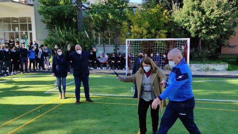 INAUGURATO IL NUOVO CAMPETTO DEL CRISTOFARO MENNELLA. LA DIRIGENTE DI GUIDA: “UN VALORE AGGIUNTO PER IL NOSTRO INDIRIZZO SPORTIVO”. IL SINDACO: “IMPORTANTE RIDARE SPAZI AI GIOVANI”