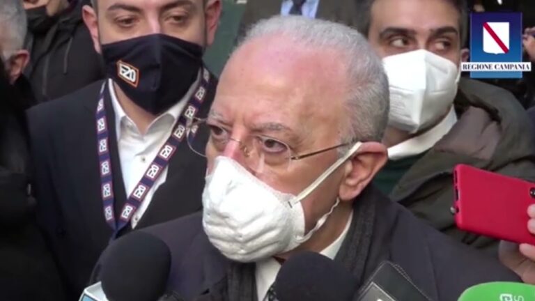 CAPODANNO – ATTESA L’ORDINANZA DI DE LUCA PER LO STOP ALLE FESTE IN PIAZZA: “NON CI SONO LE CONDIZIONI PER CONTRALLARE MIGLIAIA DI PERSONE”