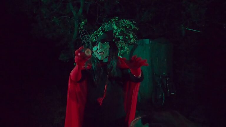 FESTIVITA’ NATALIZIE, IN VIA EDGARDO CORTESE A ISCHIA CREATO UN ANGOLO PER IL DIVERTIMENTO DI RAGAZZI E BAMBINI TRA GIRI IN TRENINO E LABORATORI DI BURATTINI