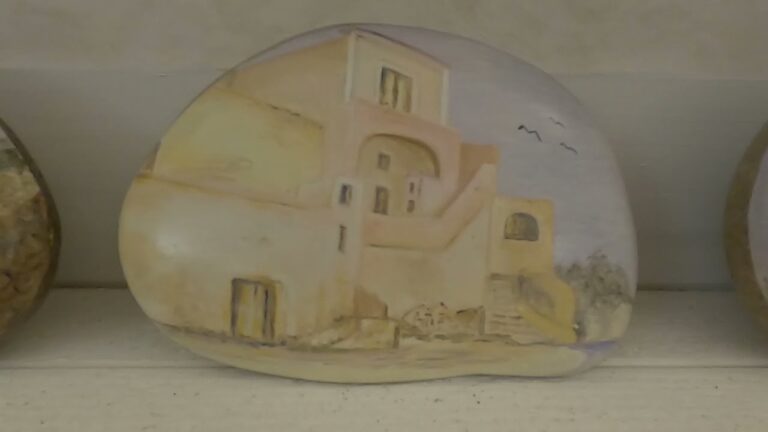 PRESSO IL TORRIONE DI FORIO INAUGURATA UNA BELLISSIMA MOSTRA DI QUADRI E PIETRE DIPINTE DI ARTISTI DEL PASSATO E CONTEMPORANEI: SARA’ POSSIBILE VISITARLA SINO AL PROSSIMO 9 GENNAIO