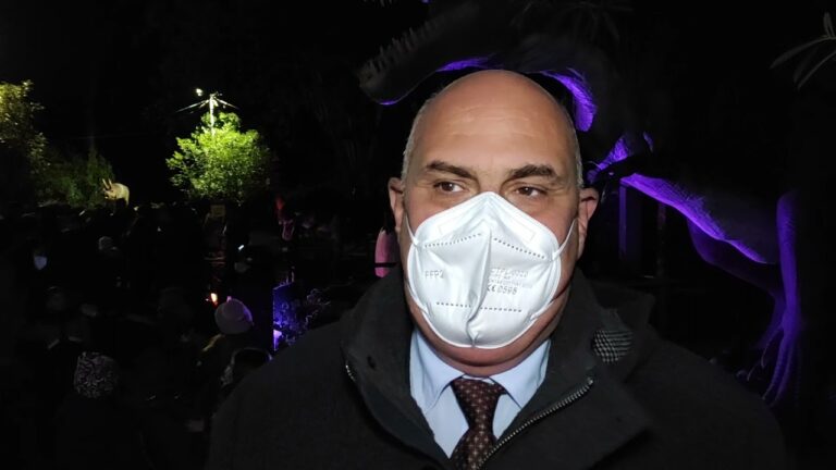 INAUGURATO AD ISCHIA IL BOSCO INCANTATO E JURASSIC GARDEN. IL SINDACO ENZO FERRANDINO: “BELLO VEDERE LA GIOIA NEGLI OCCHI DEI BAMBINI, QUELLA DEI DINOSAURI E’ UNA BELLA INTUIZIONE”