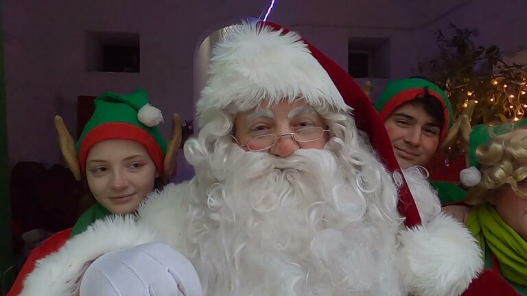 ISCHIA, I BAMBINI IN VIA CHAMPAULT INCONTRANO BABBO NATALE