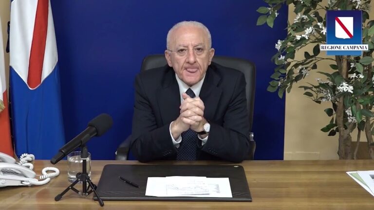 DE LUCA NELLA DIRETTA FACEBOOK DELLA VIGILIA DI NATALE: “USCIREMO DA QUESTA SITUAZIONE, MA BASTA ALLE MEZZE MISURE”