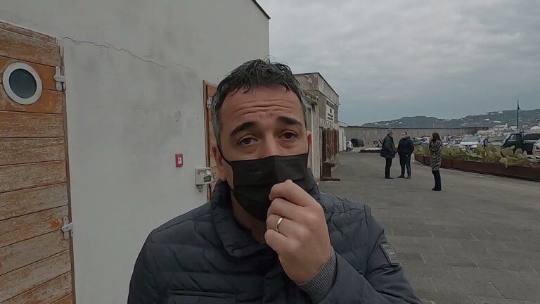 LA GESTIONE DEL PORTO DI FORIO NEL MIRINO DELLA MINORANZA, STANI VERDE: “GLI INTROITI IRRISORI PESANO NEGATIVAMENTE SUL BILANCIO”