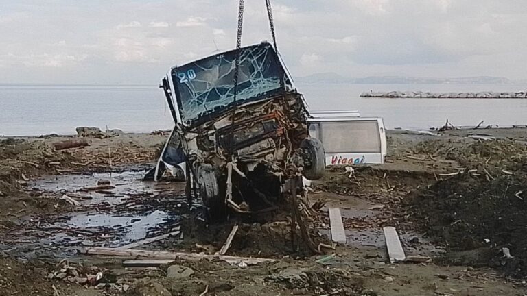 CASAMICCIOLA, RECUPERATI GLI AUTOBUS TRASCINATI IN ACQUA