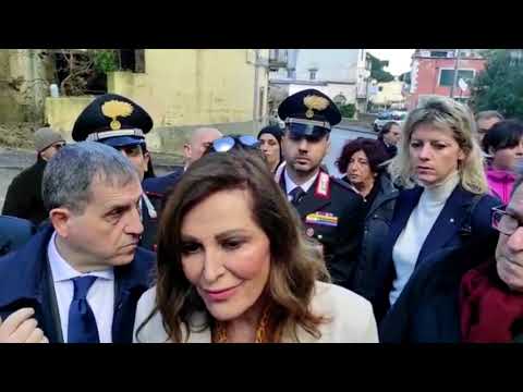 LA SANTANCHE’ VISITA I LUOGHI COLPITI DALLA FRANA DEL 26 NOVEMBRE. “NOI CI SIAMO”, QUESTA LA PROMESSA RILASCIATA AI CITTADINI