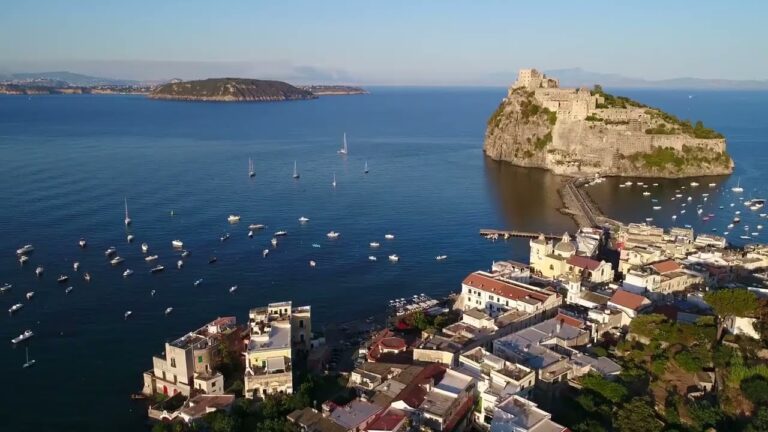 L’ENNESIMO NATALE TRISTE PER L’ISOLA D’ISCHIA: RISCOPRIAMO NUOVAMENTE L’ESSENZIALE