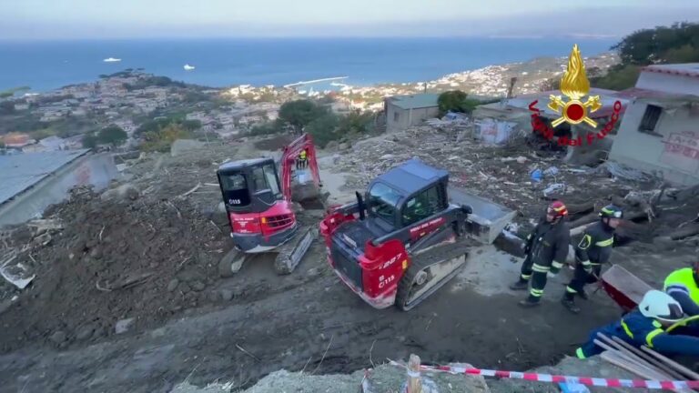 CASAMICCIOLA, UN MESE FA LA FRANA A VIA CELARIO. 12 VITTIME, CENTINAIA DI SFOLLATI, CASE E ATTIVITA’ DISTRUTTE MA SOPRATTUTTO TANTO DOLORE